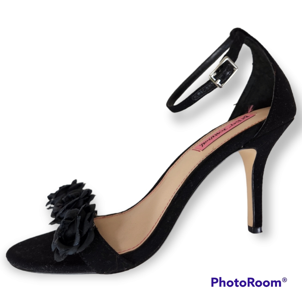 Betsey Johnson black rose embellished Bromme heels size 7B